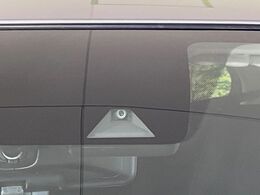 【インテリジェントエマージェンシーブレーキ】フロントカメラで前方の車両や歩行者を検知。衝突しそうな時は衝突被害軽減ブレーキが作動、衝突回避をサポート。より安全にドライブをお楽しみいただけます。