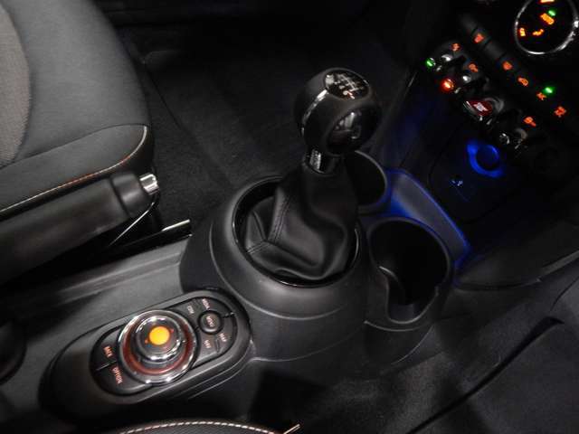 ブラックルーフ＆ホワイトツートン・ユニオンテール・LED・HDDナビカメラ・Bluetooth・6速MT