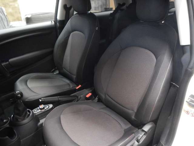 車内はミニらしい配置で洒落た配置です。多少の使用感は有りますが比較的に良い状態が保たれています。