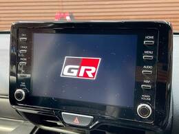 【純正ディスプレイオーディオ】FM・AMラジオやブルートゥース接続など多彩な機能を併せ持っており、インパネ周りがすっきりしてますね！追加オプションでナビ機能やフルセグTV、DVD再生なども可能です。