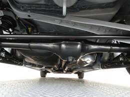 4WDシステムを搭載。オフロードや雪道などの滑りやすい路面でも安心して走行できます。