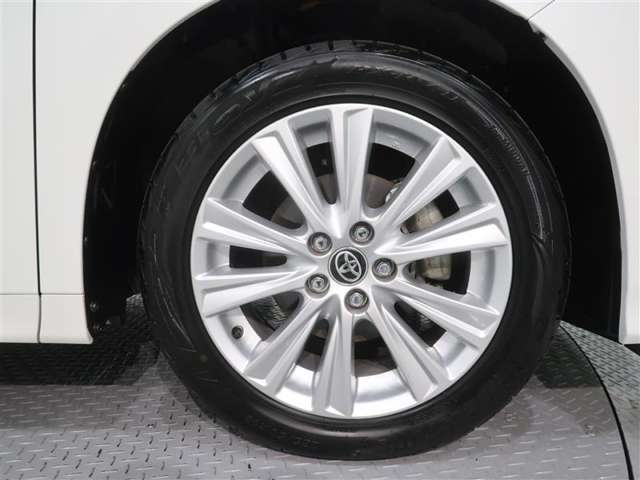 純正アルミホイールが似合ってます。タイヤサイズは235/50R18　です。