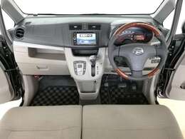 【アイドリングストップ】信号待ちなどの停車時に、燃費を抑える目的で一時的にエンジン停止します。ブレーキペダルを離せばエンジン始動します