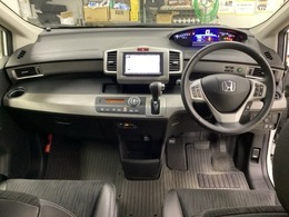 車内は光触媒抗菌消臭施工済です。インパネ周りはスタイリッシュなデザインで機能や装備も充実しています。グローブボックスやカップホルダーのほかにトレーなどたくさんの収納スペースが付いています。