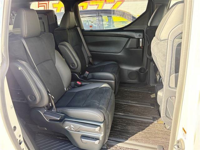 リアシートでもゆったりとおくつろぎいただけます！