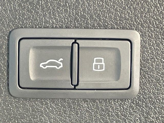 ●電動リアゲート：ワンタッチでリアゲートの開閉ができ、荷物などで両手が塞がっている状態でも簡単に開閉ができる便利機能です。
