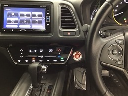 ホンダ純正メモリーナビ搭載なので、遠方へのドライブもお任せ下さい！ステアリング左手側にオーディオ関連のコントロールスイッチを配置しています。操作時は視線を逸らすことなく運転に集中できます