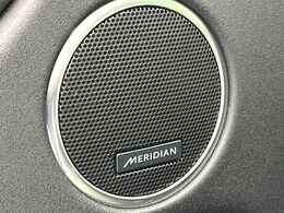 ●MERIDIANサウンドシステム：モデル毎に最適な調整が施された、ハイエンドサウンドシステムです。通常のスピーカーと比較しても音の広がりが感じられます。是非ご来店の上ご体感ください。