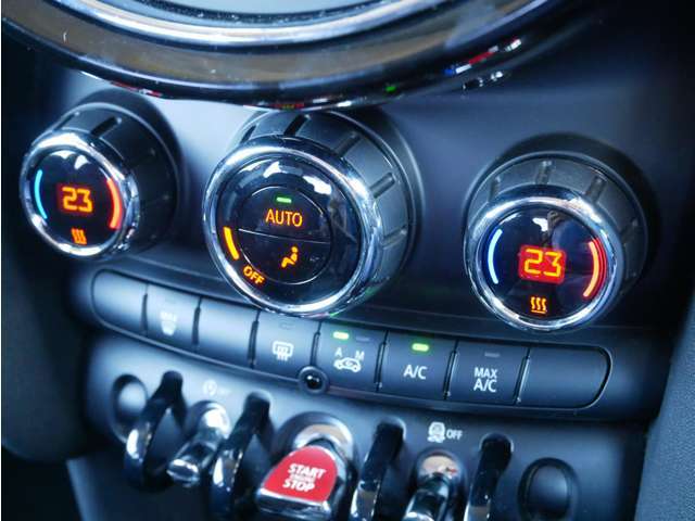 ボタン1つで、室内温度を調節してくれる、便利なオートエアコン装備♪