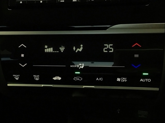 オートエアコン付きです！お好みの温度をセットするだけでエアコンの風量などを自動でコントロール。快適な車内でお過ごしいただけます。