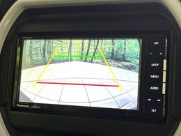 【バックカメラ】駐車時に後方がリアルタイム映像で確認できます。大型商業施設や立体駐車場での駐車時や、夜間のバック時に大活躍！運転スキルに関わらず、今や必須となった装備のひとつです！