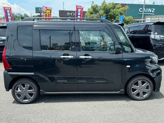 雨が降ってもゆったりと車選びができる全天候型立体展示場！エスカレーター完備！