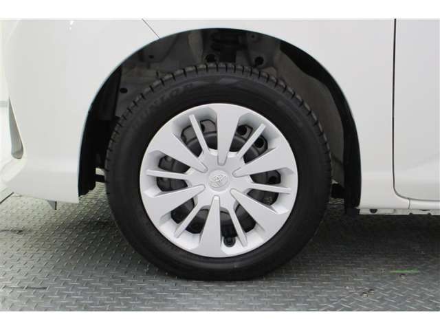 タイヤサイズは 165/65 R14 です。