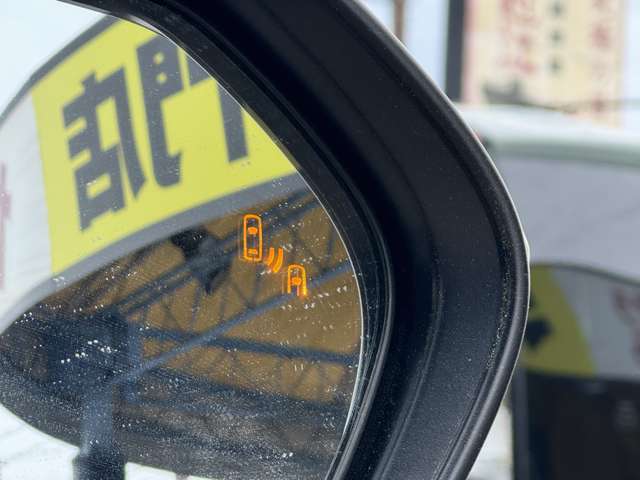 ブラインドスポットモニター！走行中、ドアミラーでは確認しにくい後側方エリアに存在する車両に加えて、隣接する車線の約60m後方までモニターし、急接近してくる車両も検知します。