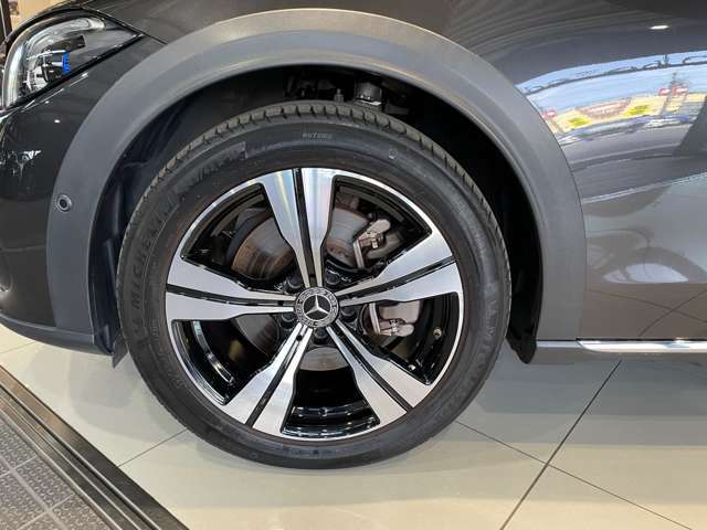 車両は屋内展示しておりますので天候に関係なくごゆっくりコンディションご確認頂けます。車両を倉庫へ保管している場合が御座いますのでご来店前に在庫確認頂けると幸いです。TEL072-784-8800