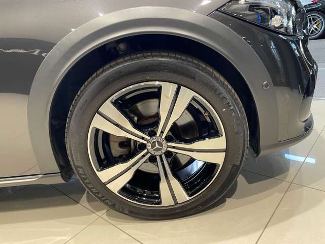 車両は屋内展示しておりますので天候に関係なくごゆっくりコンディションご確認頂けます。車両を倉庫へ保管している場合が御座いますのでご来店前に在庫確認頂けると幸いです。TEL072-784-8800