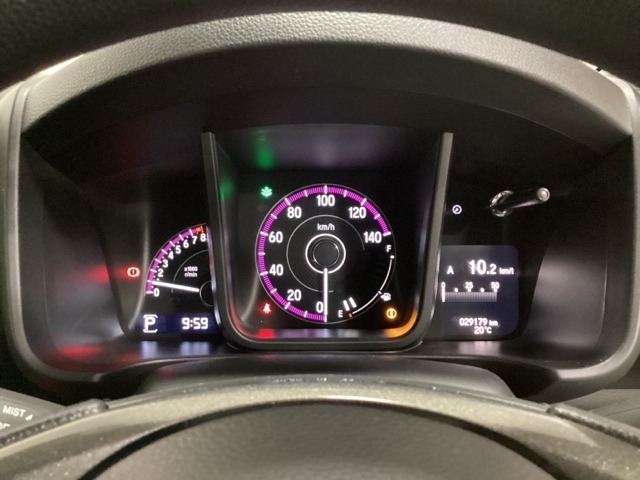 スピードメーターとタコメーターを大きく配した見やすいメーター部になっています。右側のインフォメーション画面でオドメーターや燃費などの情報を確認できます。