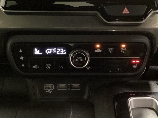 セレクトレバーの左上にプラズマクラスター付き・オートエアコンがついてますので簡単操作で快適に過ごせます。シートヒータースイッチ内蔵で運転席のみHiとLoの2段階で温度設定ができます。