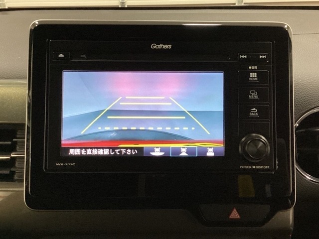 バックでの車庫入れも安心です！　リアカメラが付いているバックモニター付のディスプレイ・オーディオを装備しております。操作線もついており距離感も画面から確認できます。