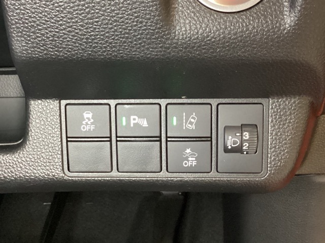 ハンドルの右側にはヘットライトリベライザーとHondaセンシング用のメインスイッチがついています。ヘッドライトリベライザーは道路状況や積荷の加重に応じてライトの高さを調節できます。