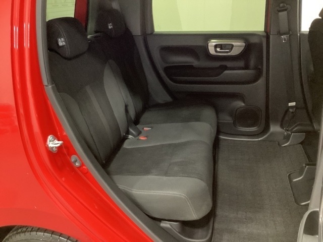 リアシートは前後にスライドが可能で、背もたれの角度調節もついています。お好みの位置でゆったりお乗りいただけます。座面の下には靴や傘などが置けるように大型のトレーがあります。