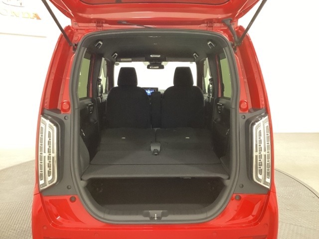 リアシートの背もたれを倒してさらに広々としたトランクスペースになります。段差も少なく荷物の出し入れもしやすくなっています。