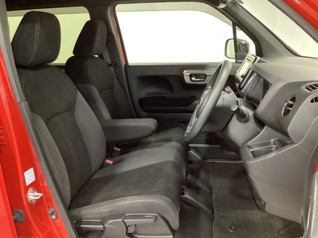 女性でも運転がしやすいように、シートの高さ調整機能（シートリフター）がついています。運転席と助手席の間が空いている為、助手席側への移動がスムーズです。交通量の多い道でも助手席側から乗り降りができます。