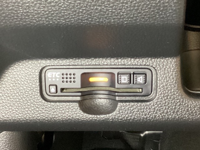 ハンドルの左下にETCがついています。高速道路の料金所の通過も楽々です。　カードの取り出しもしやすい場所についています。