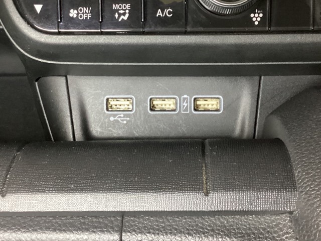 エアコン操作パネルの下に、スマートフォンなどの充電可能なUSB端子が2個、音源などの外部入力の可能なUSB端子が1個ついています。移動中に充電もできるので便利です。
