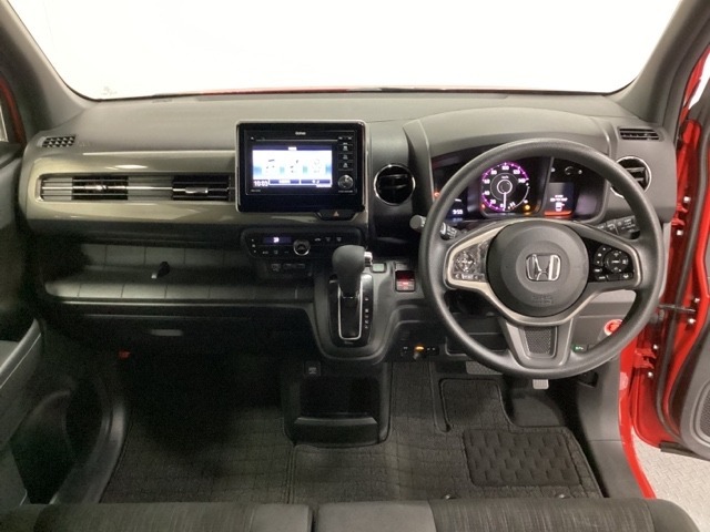 車内は光触媒抗菌消臭施工済です。インパネ周りはスタイリッシュなデザインで機能や装備も充実しています。グローブボックスやカップホルダーのほかにトレーなどたくさんの収納スペースが付いています。