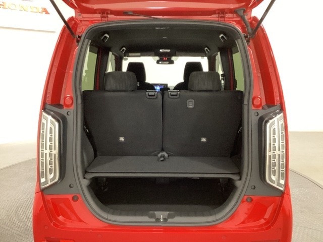 トランクの床は底が深くボードで仕切りを入れた2段式になっています。リアシートが前にスライドしてもボードが伸びるので上部の収納スペースが広がります。