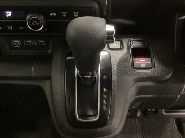 CVT車のセレクトレバーです。低速から高速まで、変速ショックのないスムーズな走りと、エンジン効率のよい領域を維持して燃費にも貢献します。サイドブレーキはスイッチ操作の電子制御パーキングブレーキです。