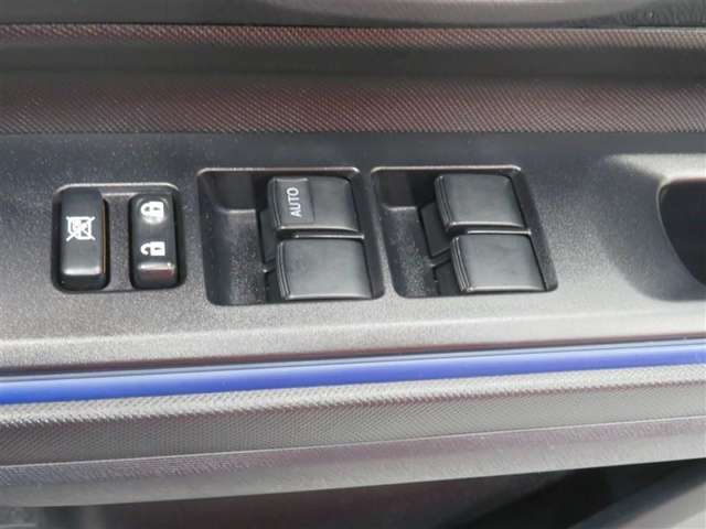 運転席ドア側パワーウィンドウスイッチ。