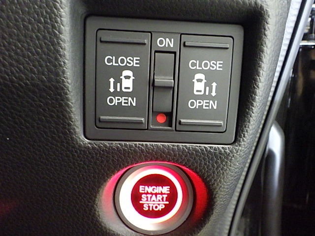 【両側パワースライドドア】両側がパワースライドドアになっており、運転席のスイッチやスマートキーのボタンからでも開閉が可能です！狭い駐車場でのお子様の乗り降りに便利です！