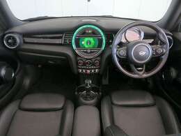 ◆インスツルメントパネルやインテリアトリムなどは、調和しなが洗練された室内を作り上げ、スイッチ類によって、優れた操作性をも実現。ドライバーの視線や動線を考え、人間工学に基づきデザインされています◆