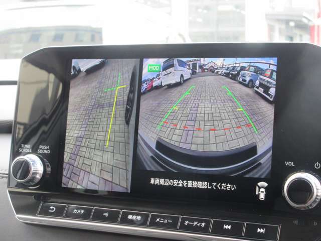 全方位カメラで車体の前後左右の見えにくいところまでモニターに映し出し、駐車場の枠線や死角になっている障害物も確認できるので、駐車はもちろん発進の際にも安心できる機能です！