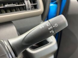 【オートライト/ハイビームアシスト】ヘッドランプを自動で点灯・消灯してくれる便利機能。さらにハイビームとロービームを自動で切り替え。夜間の歩行者などの発見をサポートします。