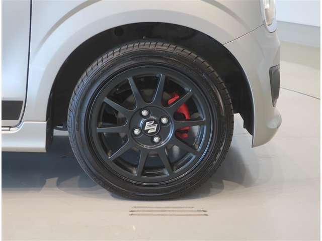 純正のアルミホイール装着車です。タイヤサイズは165/55R15です。