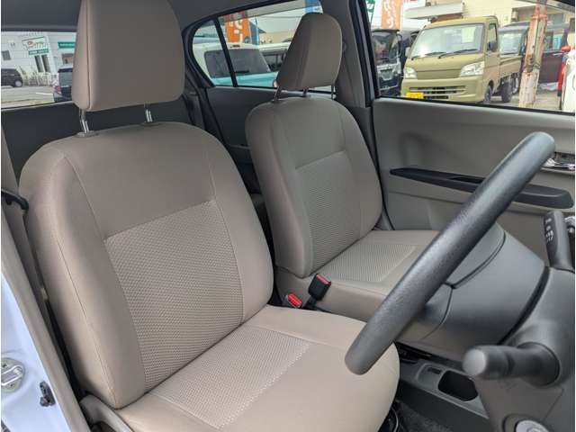 運転席です！シートはシミや汚れなども無く、とてもキレイな状態です♪納車前にさらにクリーニングしてお渡しします♪