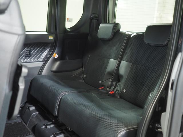 後席は左右独立して前後スライド＆リクライニングができます。