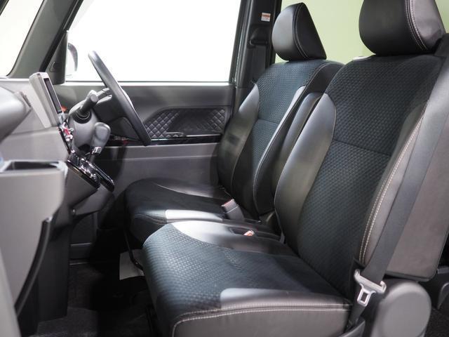 ブラックを基調としたクールなインテリア。シートは部分的にレザー素材が使われています。