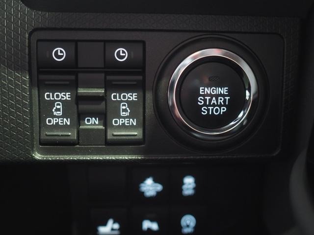 運転席右側のスイッチパネル。左右のパワースライドドアは運転席のスイッチでも開閉操作ができ便利です。