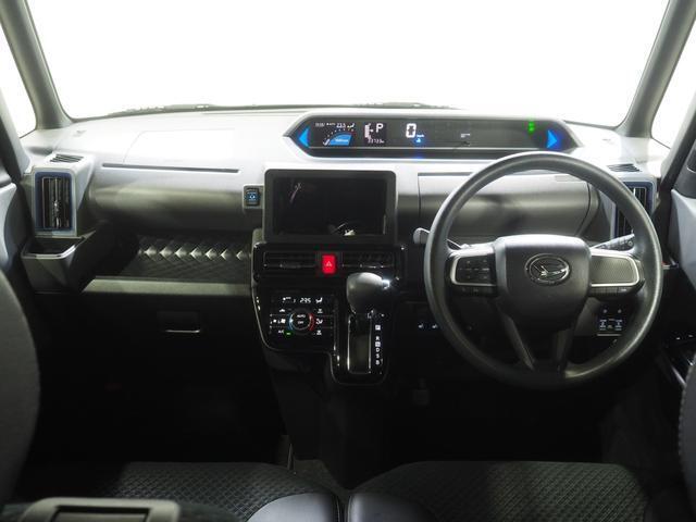 インパネはメーターパネルをインパネの奥側に配置。ハンドルの前に小物入れを配置するなど実用的なレイアウトです。