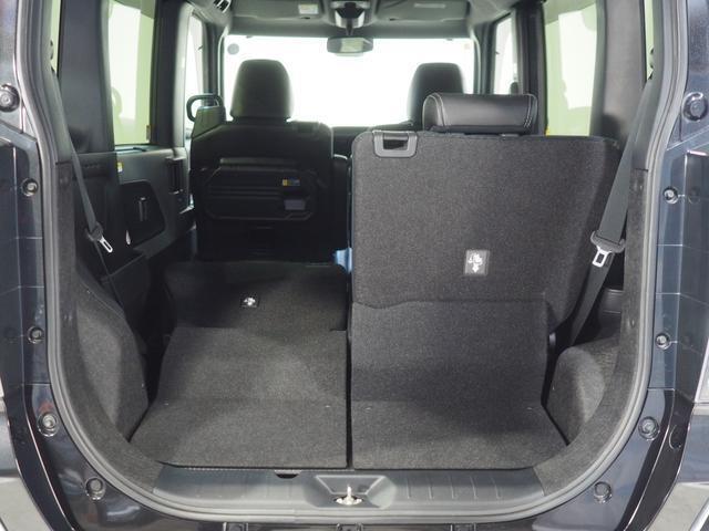 後席を倒して荷室を広くできます。写真は左後席を倒した状態です。