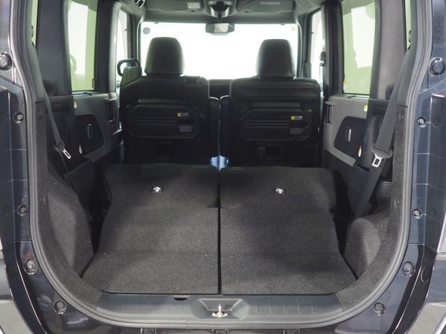 後席を左右とも倒した状態の荷室です。