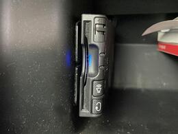 【ETC】有料道路を利用する際に料金所で停止することなく通過できる、ETC車載器（ノンストップ自動料金収受システム機器）が装備されています。セットアップを行うことで利用可能になります。