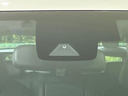 【トヨタセーフティセンス】走行中に前方の車両等を認識し、衝突しそうな時は警報とブレーキで衝突回避と被害軽減をアシスト。より安全にドライブをお楽しみいただけます。