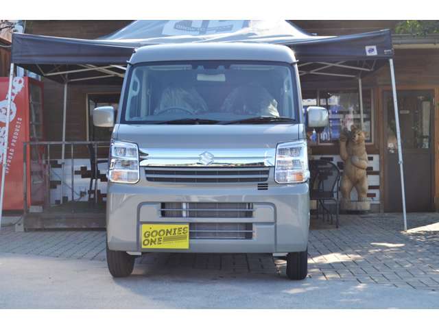 スズキ・エブリィは軽とは思えない広さと利便性が魅力。仕事用としても趣味用としても頼りになる相棒！試乗も可能なので、ぜひ一度ご体感ください。