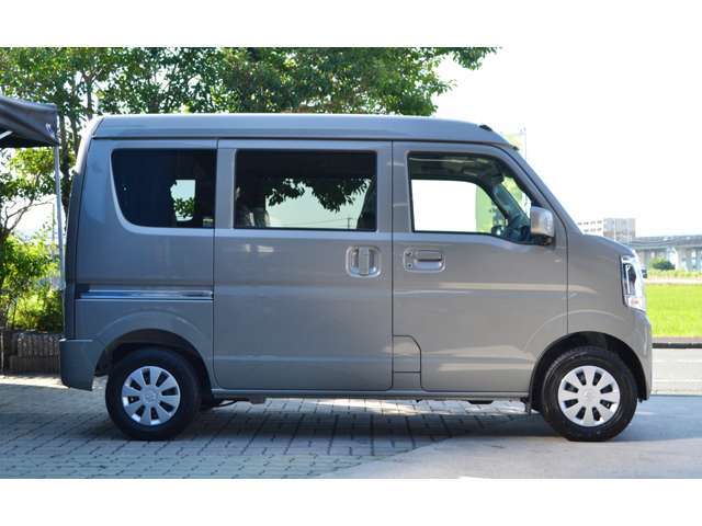 広々とした荷室とスムーズな走りが魅力のエブリィ。商用はもちろん、趣味やアウトドアにもぴったり！コスパ重視の方にもおすすめの軽バンです。