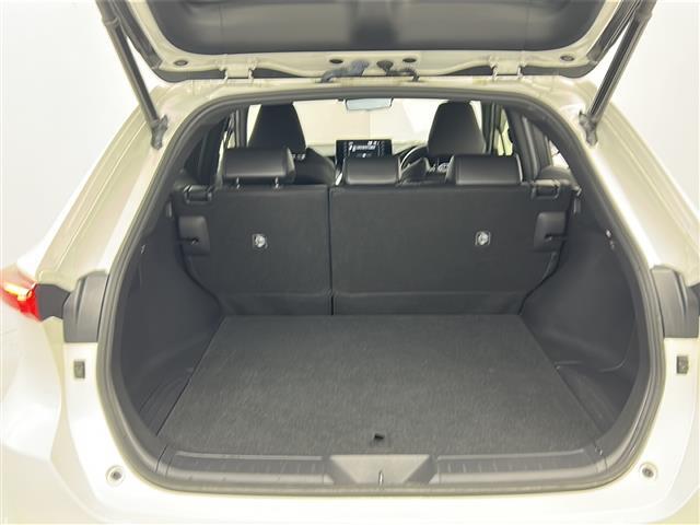 【トランク】積み込みやすくて、たっぷり積める荷室です。シートアレンジできるものは、乗車人数と荷物の量や大きさによってシートを動かすことができるので、より快適なドライブが可能です！